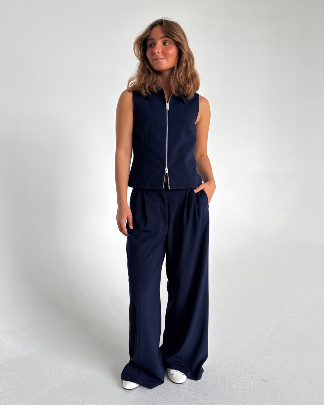 Modelfoto af pige som bærer Kate top i Navy, samt Kate bukser. Alt fra By Sofie Sønderby
