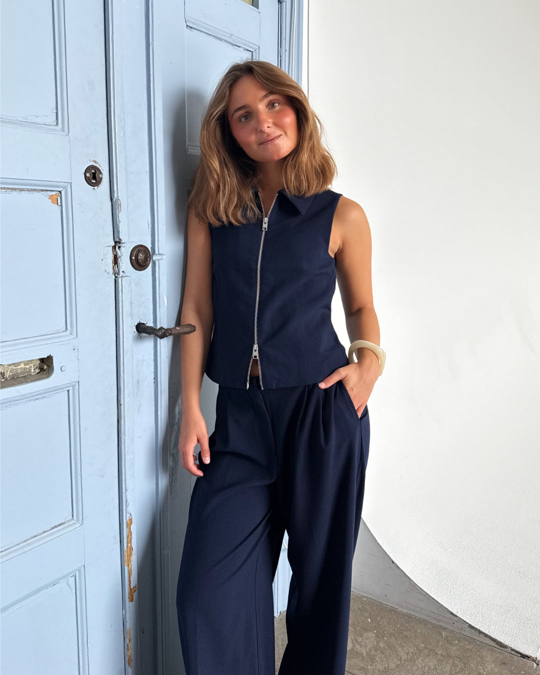 Modelfoto af pige som bærer Kate top i Navy, samt Kate bukser. Alt fra By Sofie Sønderby