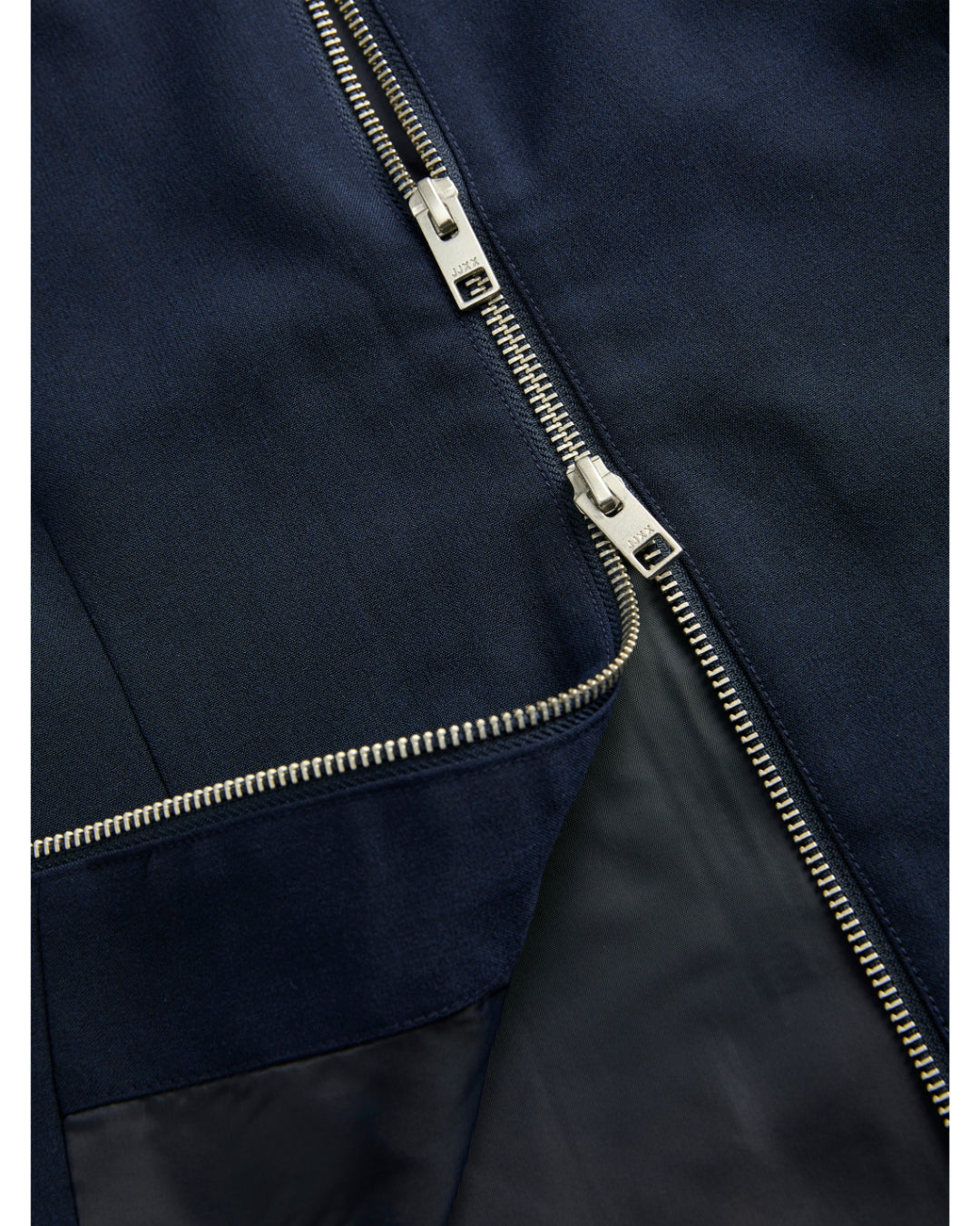 Detaljefoto af navyblå KATE vest. Fra BySofieSønderby