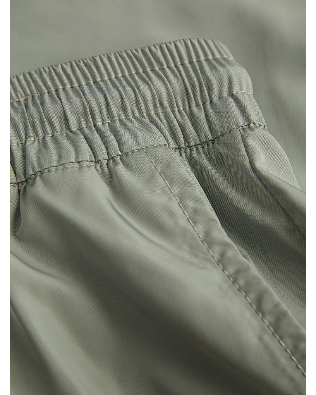 Produktfoto som viser stoffets detaljer af LANA shorts, grøn - fra BySofieSønderby