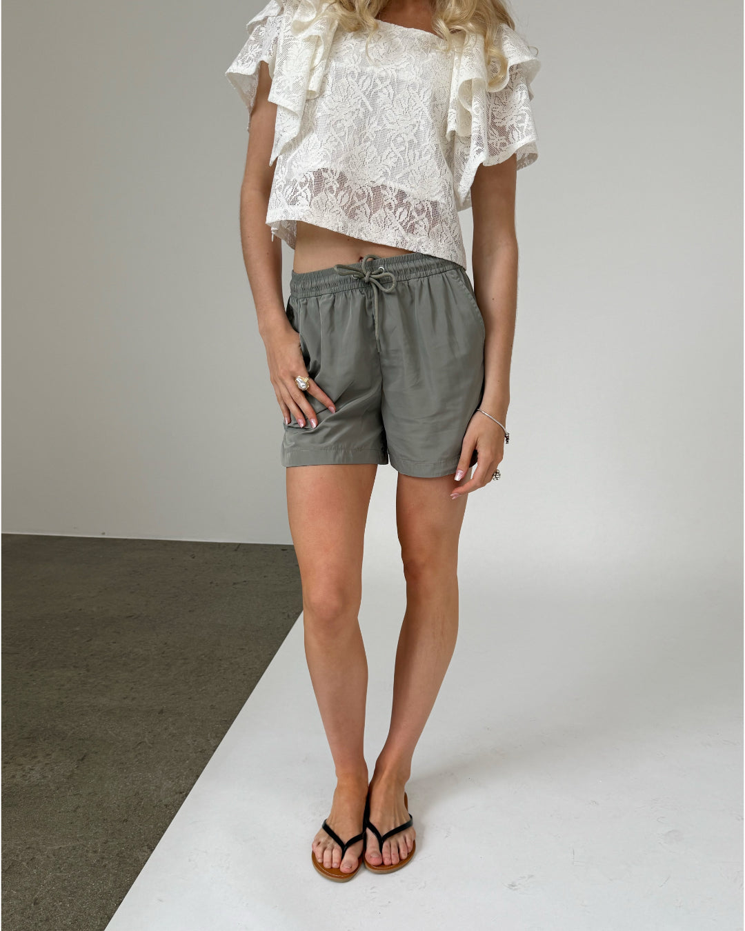 Modelfoto af pige iklædt LANA shorts, grøn - fra BySofieSønderby