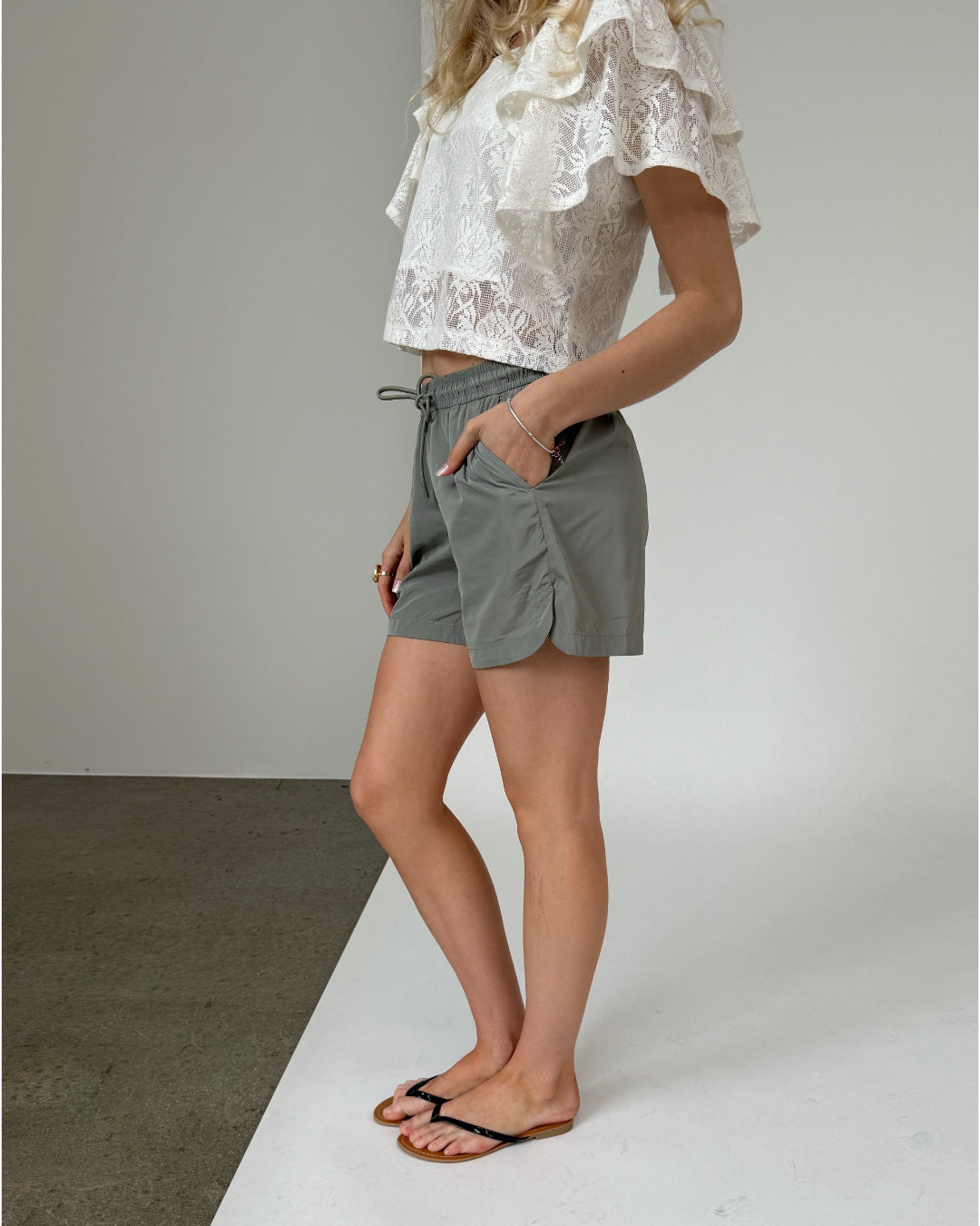 Modelfoto af pige iklædt LANA shorts, grøn - fra BySofieSønderby