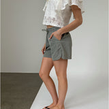 Modelfoto af pige iklædt LANA shorts, grøn - fra BySofieSønderby