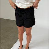 Modelfoto af pige iklædt LANA shorts, sort - fra BySofieSønderby