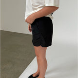 Modelfoto af pige iklædt LANA shorts, sort - fra BySofieSønderby