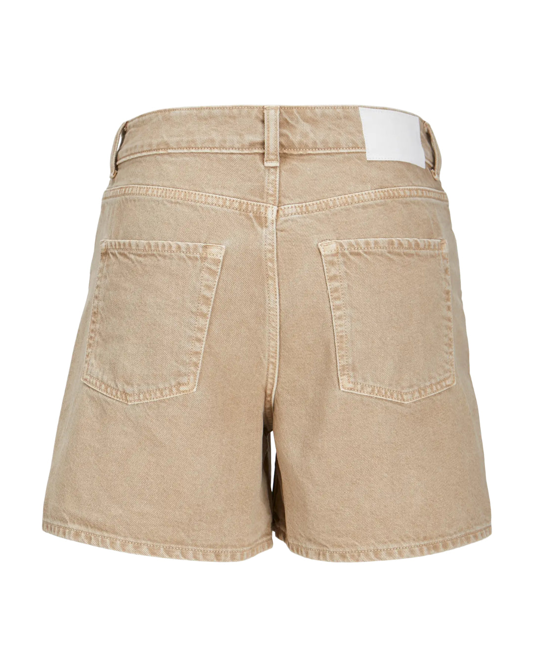 Beige shorts med lommer bagpå står alene mod en hvid baggrund; designet inkluderer en hvid etiket nær taljen.