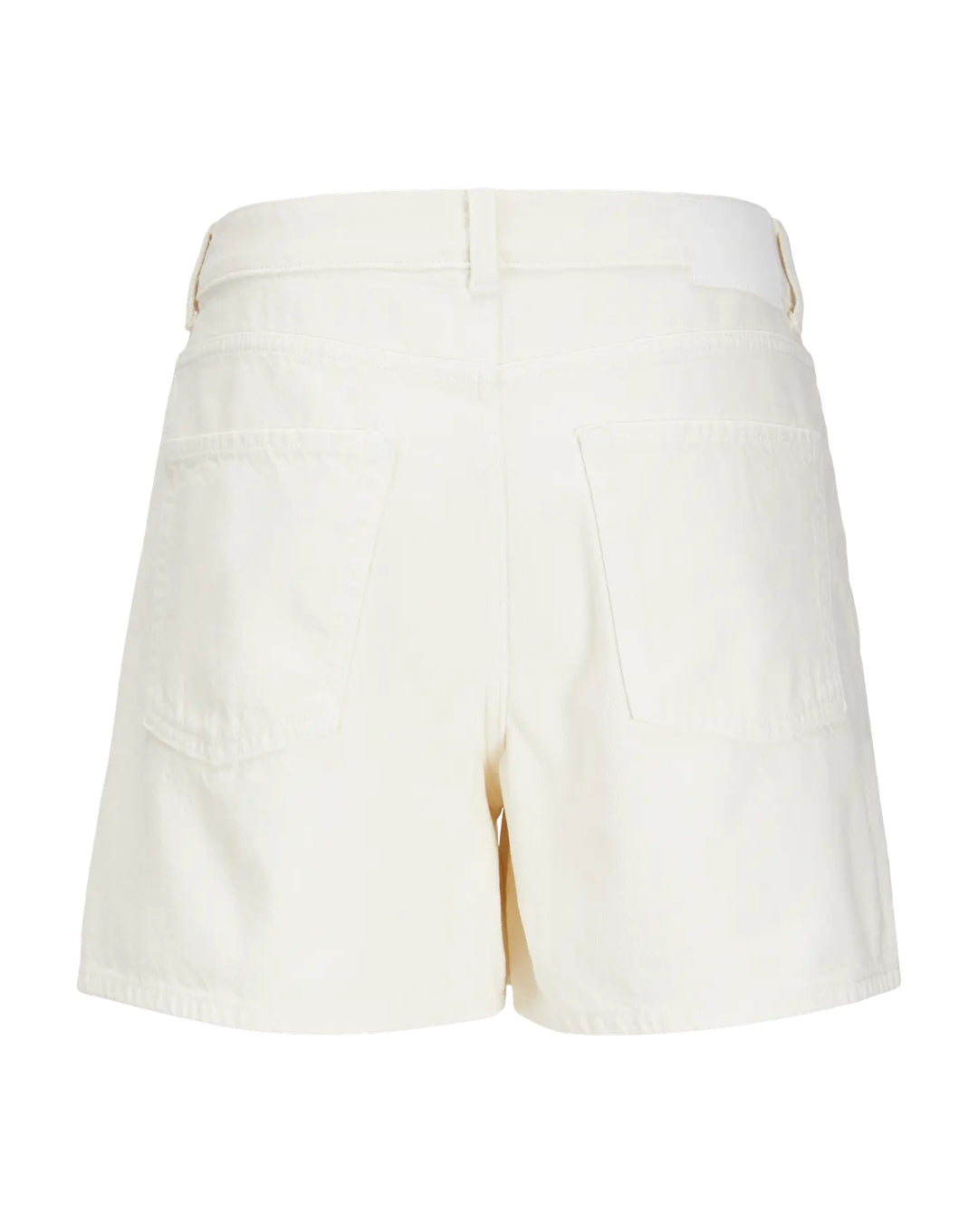 Shorts i cremefarve vises bagfra. De har to baglommer og et bæltestrop, placeret på en neutral hvid baggrund.