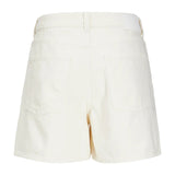 Shorts i cremefarve vises bagfra. De har to baglommer og et bæltestrop, placeret på en neutral hvid baggrund.