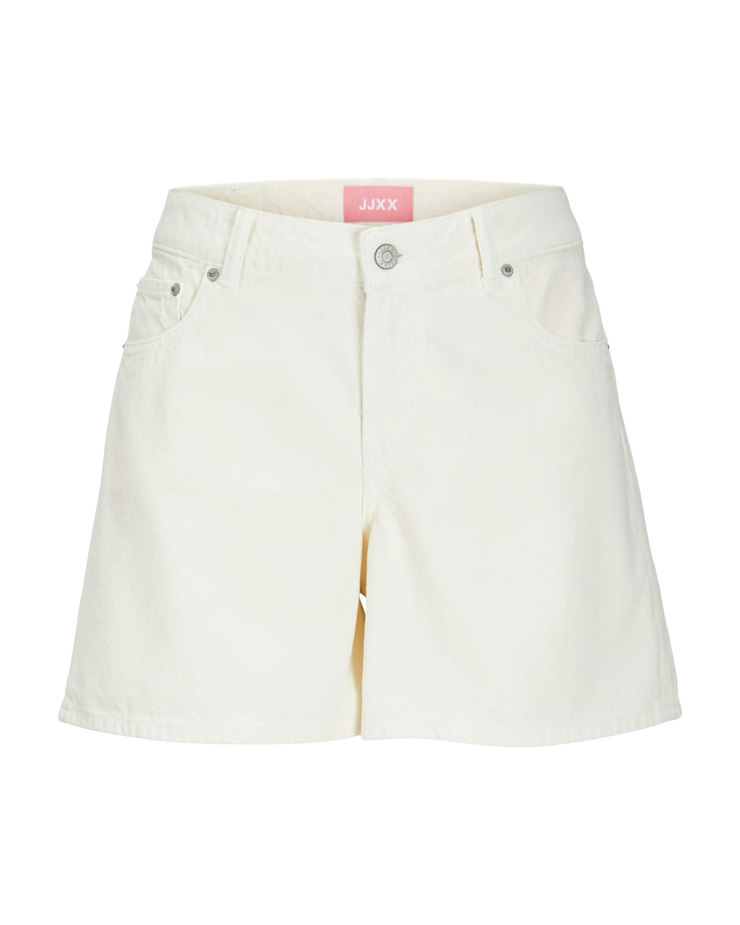 Korte, hvide denimshorts ligger fladt med en synlig knap foran. Det indvendige mærke viser teksten "JJXX" på en lyserød baggrund.