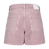 Lyserøde denimshorts set bagfra med to baglommer. Stillet mod en hvid baggrund.