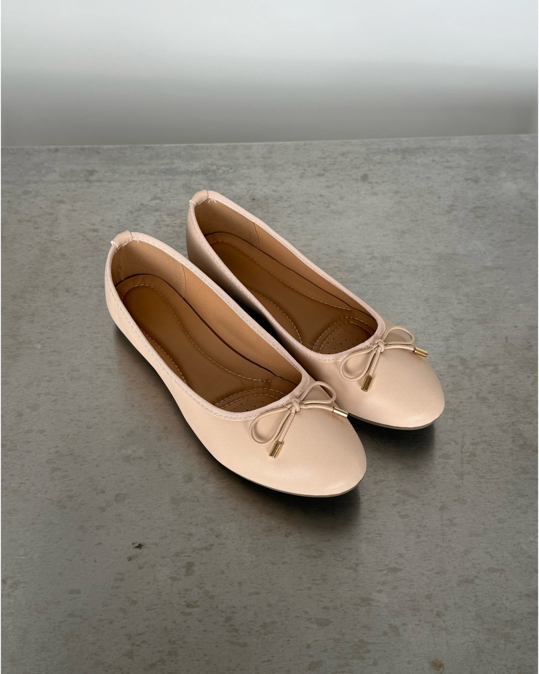 Produktfoto af LENA ballerinaer, beige på grå baggrund - Fra BySofieSønderby