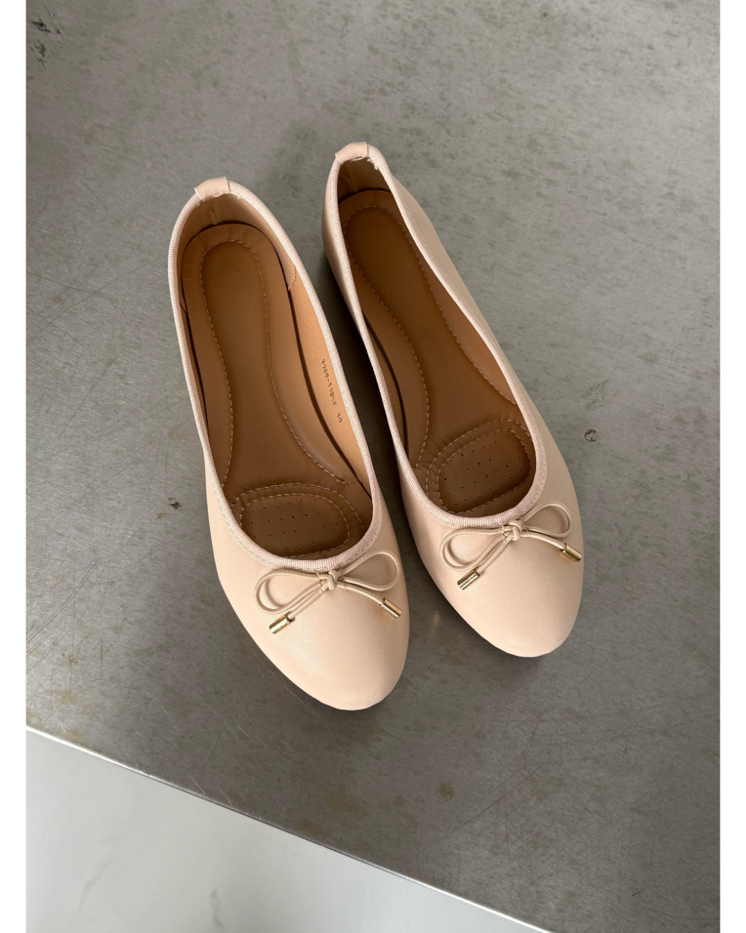 Produktfoto af LENA ballerinaer, beige på grå baggrund - Fra BySofieSønderby
