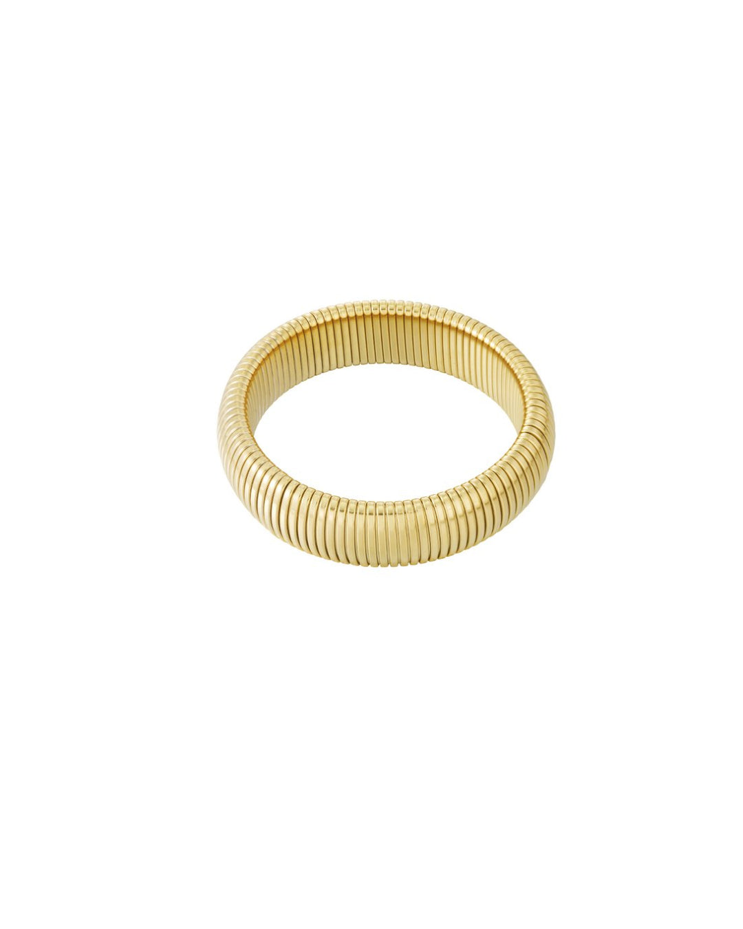 Produktfoto af en Lenora armbånd i guld med stribe effekt hele vejen rundt. Baggrund er hvid. Fra BySofieSønderby