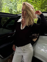 Modelfoto af pige i en sort Lidya polo og hvide Nanna jeans. Alt er fra BySofieSønderby