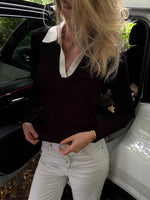 Modelfoto af pige i en sort Lidya polo og hvide Nanna jeans. Alt er fra BySofieSønderby