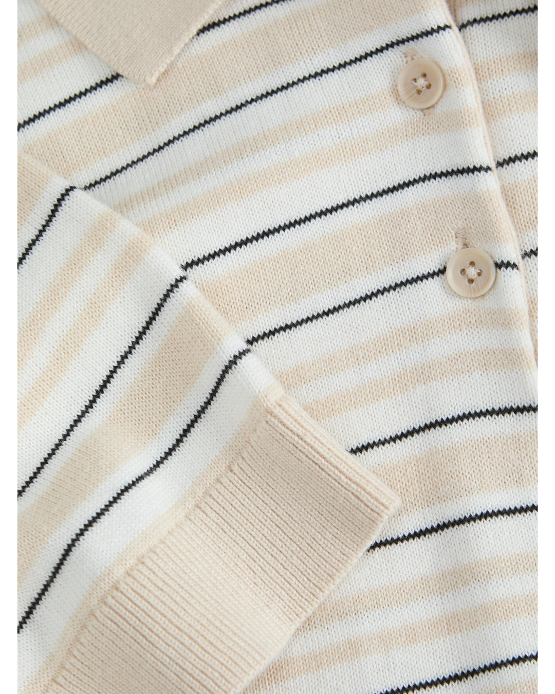 Produktfoto som viser stoffets detaljer af LILLIANA polo t-shirt, creme - fra BySofieSønderby