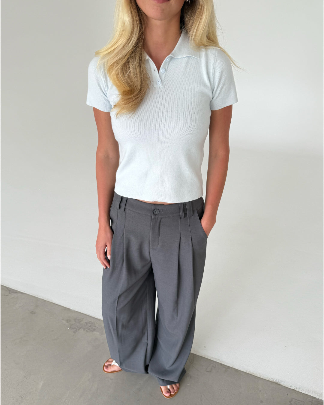 Modelfoto af pige med LILOU polo, lyseblå og MILAN bukser, grå - begge fra BySofieSønderby
