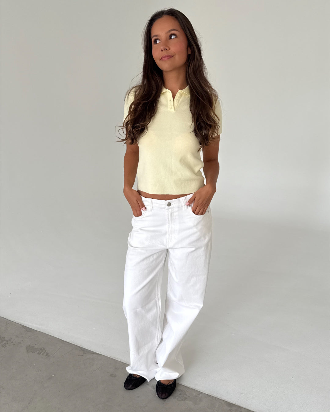 Modelfoto af pige med LILOU polo, gul og NANNA jeans, hvid - begge fra BySofieSønderby