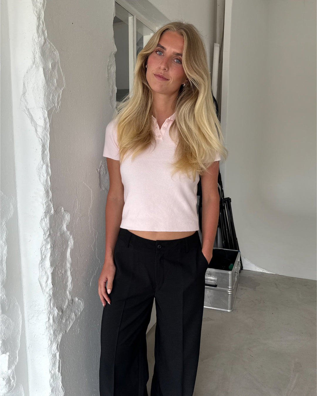 Modelfoto af pige med LILOU polo, lyserød og MILAN bukser, sort - begge fra BySofieSønderby