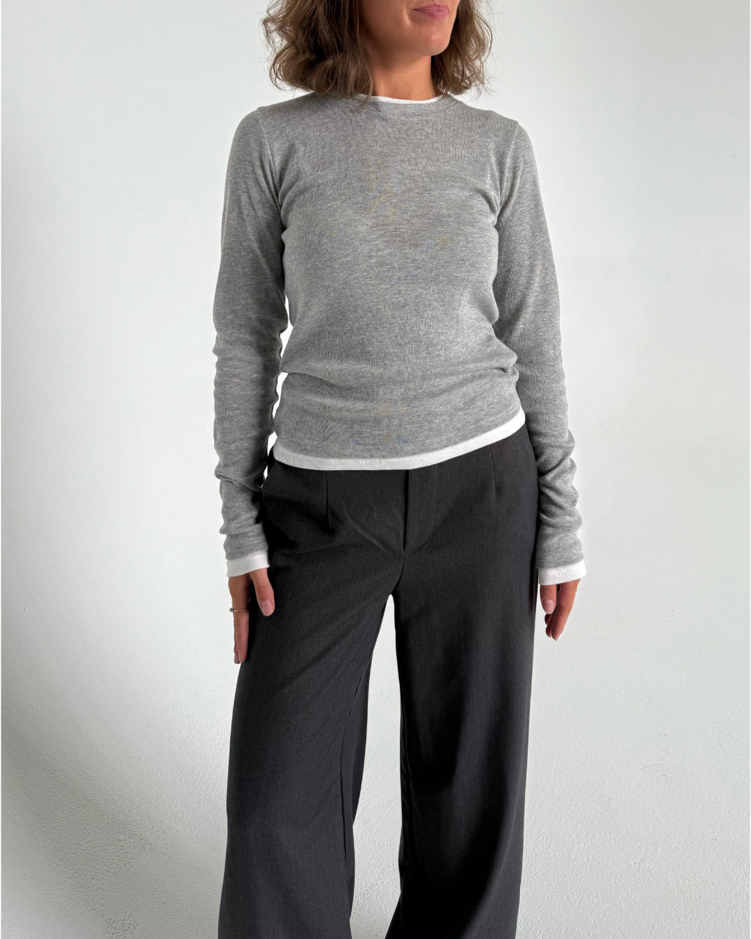 Modelfoto af pige der bærer Lisa bukser i grå, Henna bluse i lysegrå. Alt fra BySofieSønderby