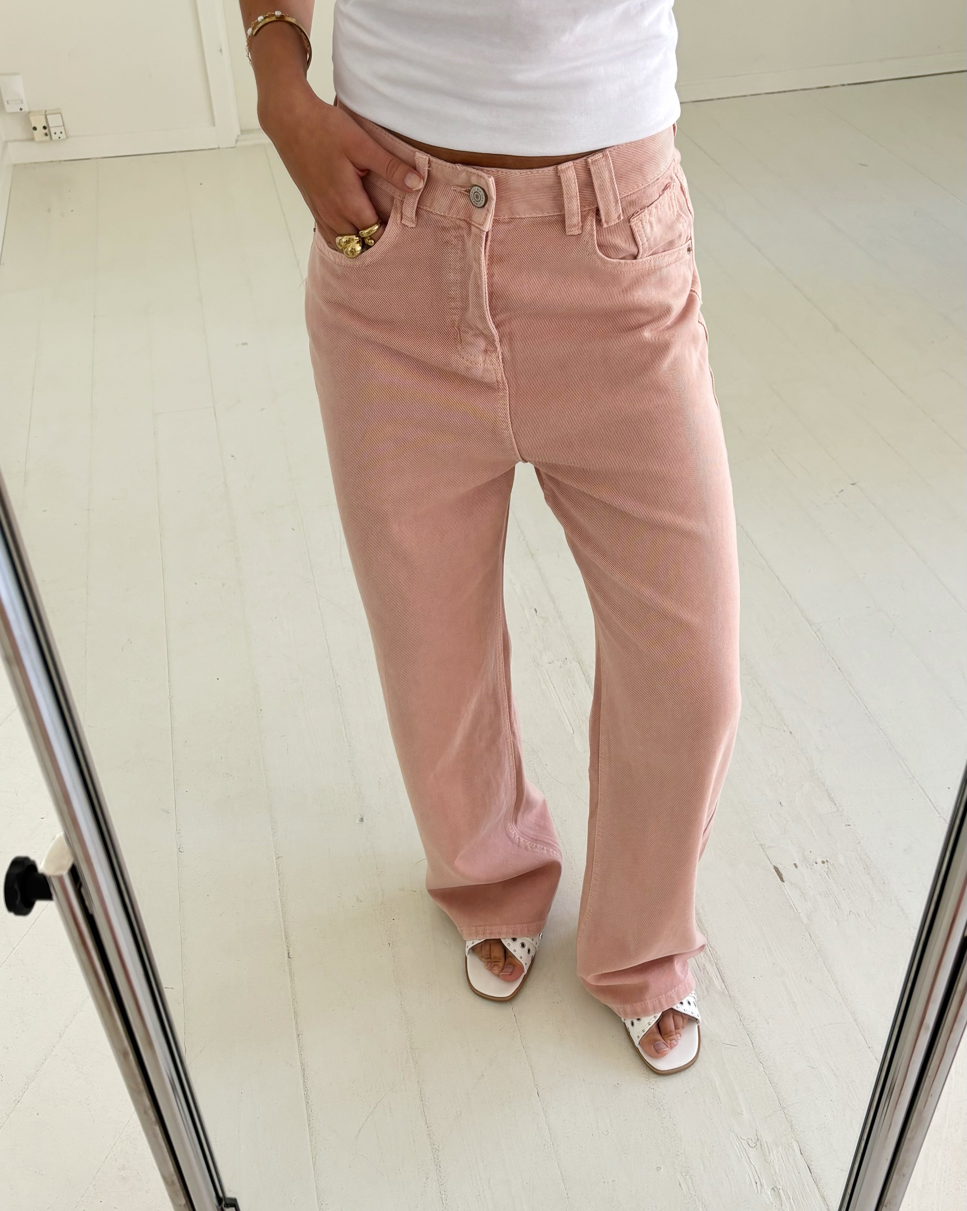 Foto af underkrop af pige som bærer LORETTA jeans, lyserød fra BySofieSønderby
