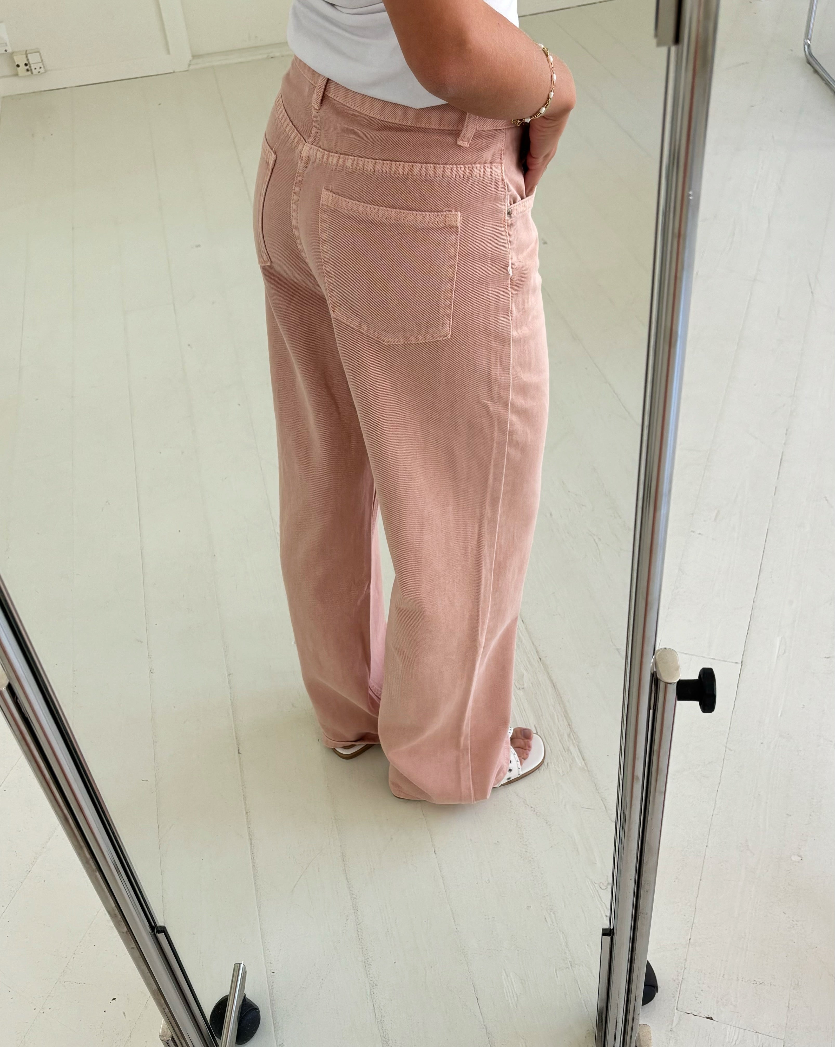 Foto af underkrop af pige som bærer LORETTA jeans, lyserød fra BySofieSønderby