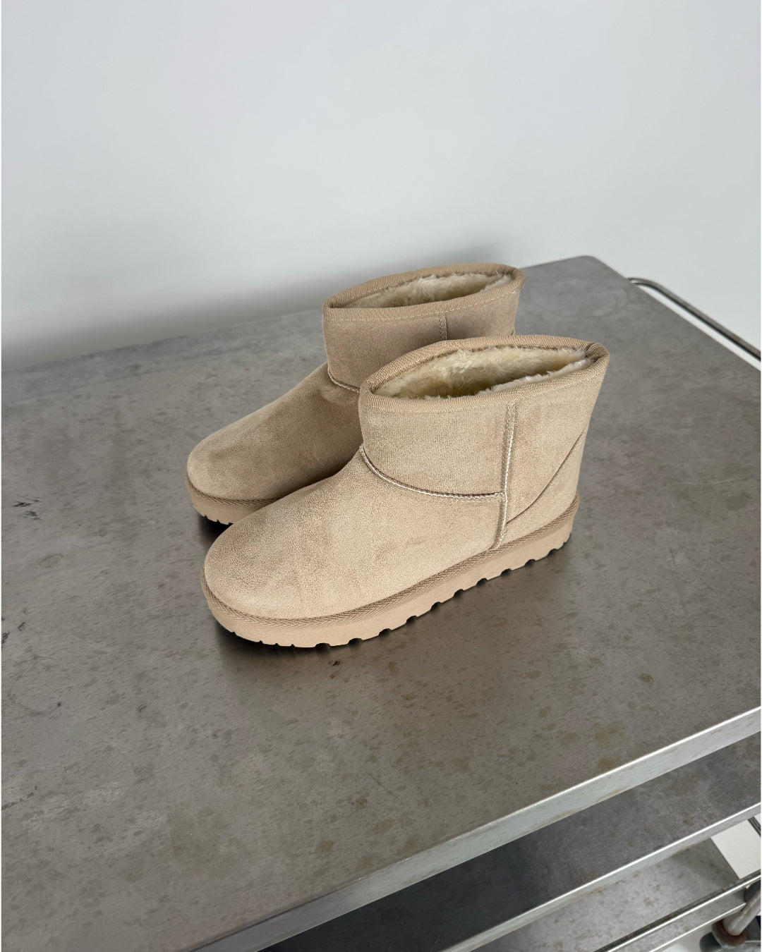 Modelfoto af beige Lulu bamsestøvler. Fra BySofieSønderby