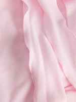 Detaljefoto af stof på Luna cardigan i lyserød. På hvid baggrund. Fra by Sofie Sønderby