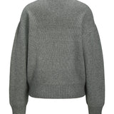 Produktfoto af grå Maeve strikcardigan med lynlås på hvid baggrund. Fra BySofieSønderby