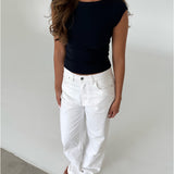 Pige bærer MALIA t-shirt, navy og NANNA jeans, hvid fra BySofieSønderby