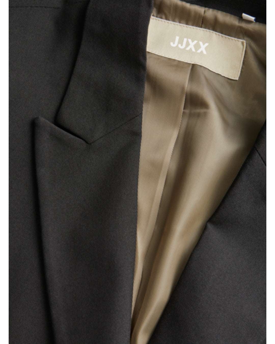 Sort jakkesæt med brun indvendig foring, åben for at afsløre mærket "JJXX."