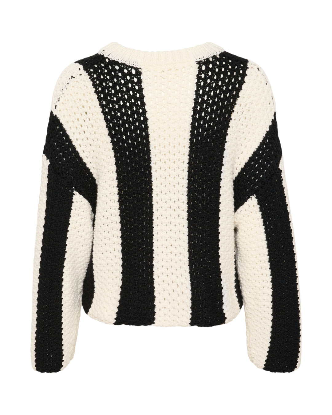 Sort-hvid stribet sweater ligger fladt, viser ryggen med lodrette striber i groft strikket design. Baggrunden er ensfarvet hvid.