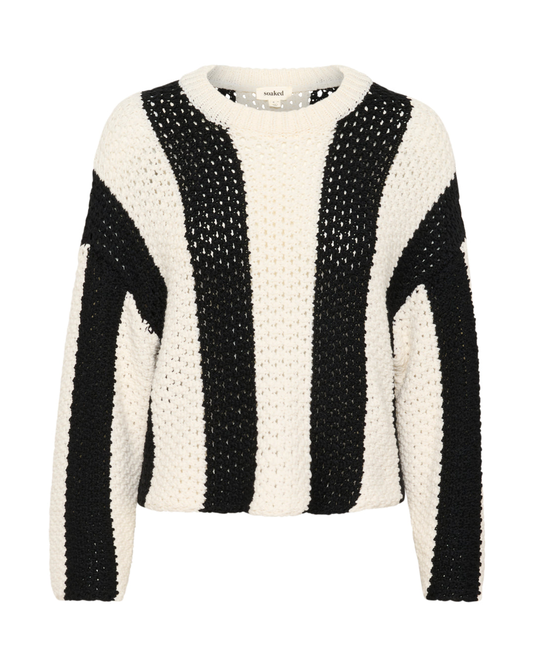 Sort-hvid strikket sweater med brede lodrette striber hænger mod en neutral baggrund. I nakken er der en mærkat med teksten "soaked".