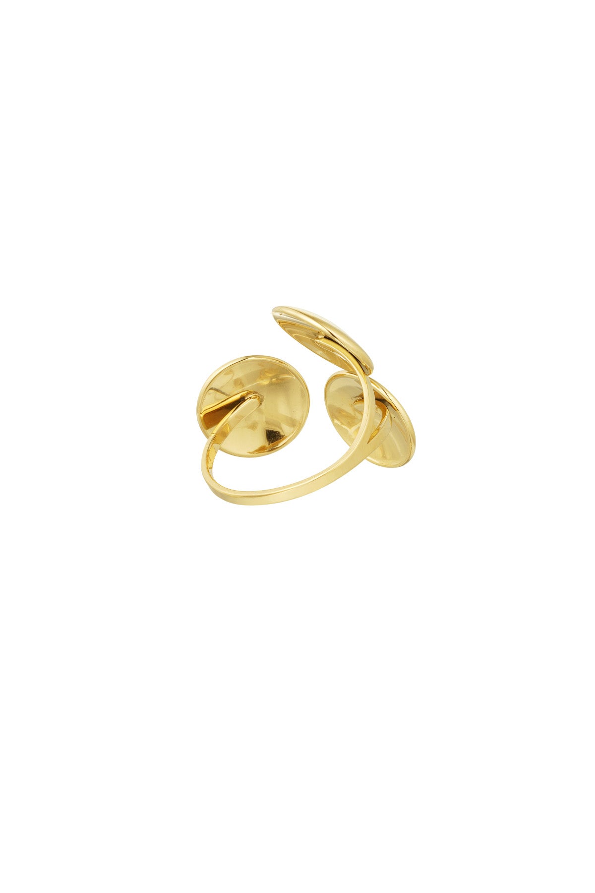 Guldring med tre cirkulære diske, der overlapper hinanden, ligger på en hvid baggrund. Designet fremstår moderne og minimalistisk, uden yderligere dekorationer eller tekst.