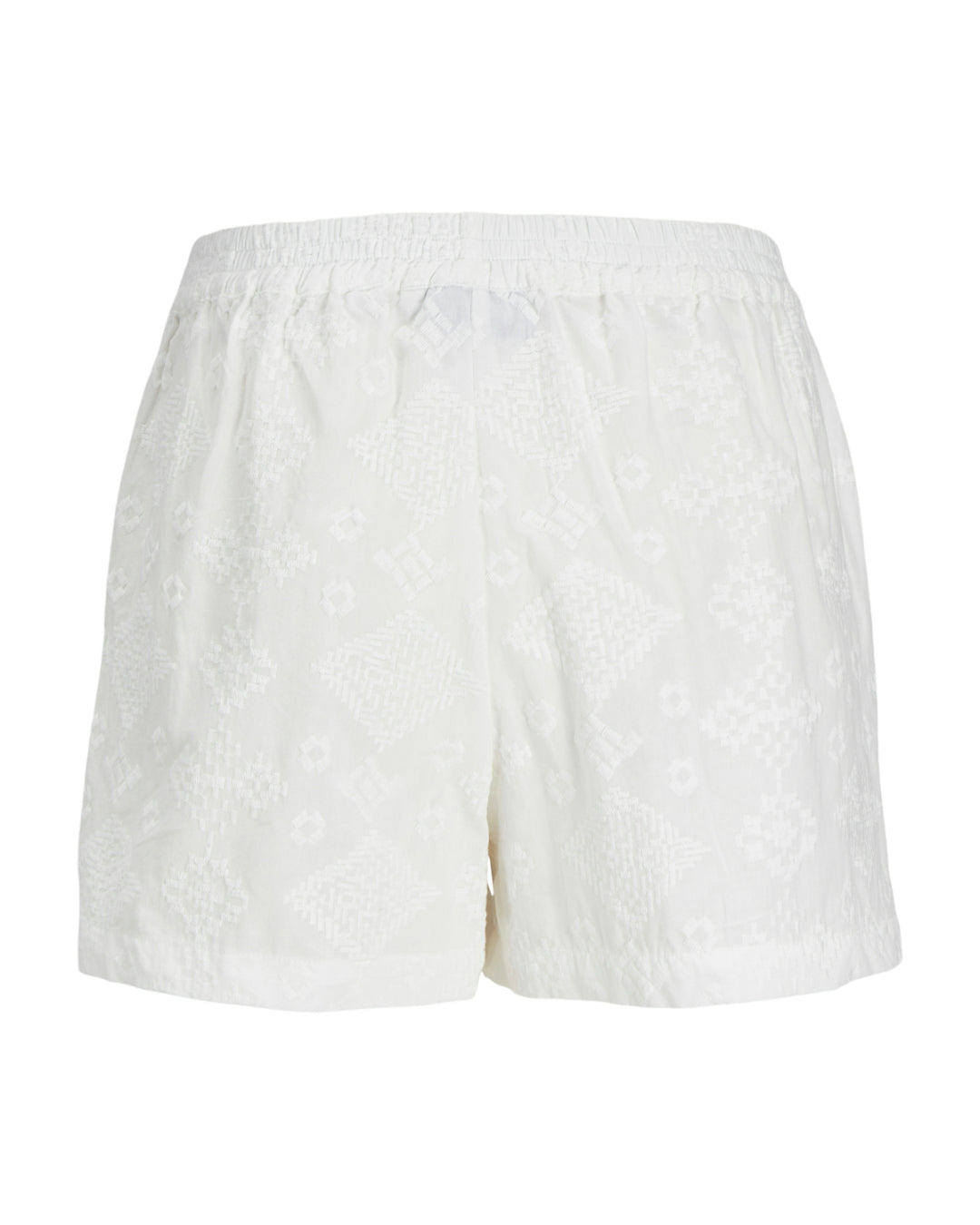 Hvide shorts med elastisk talje, dekoreret med indviklede geometriske mønstre, placeret mod en neutral baggrund.