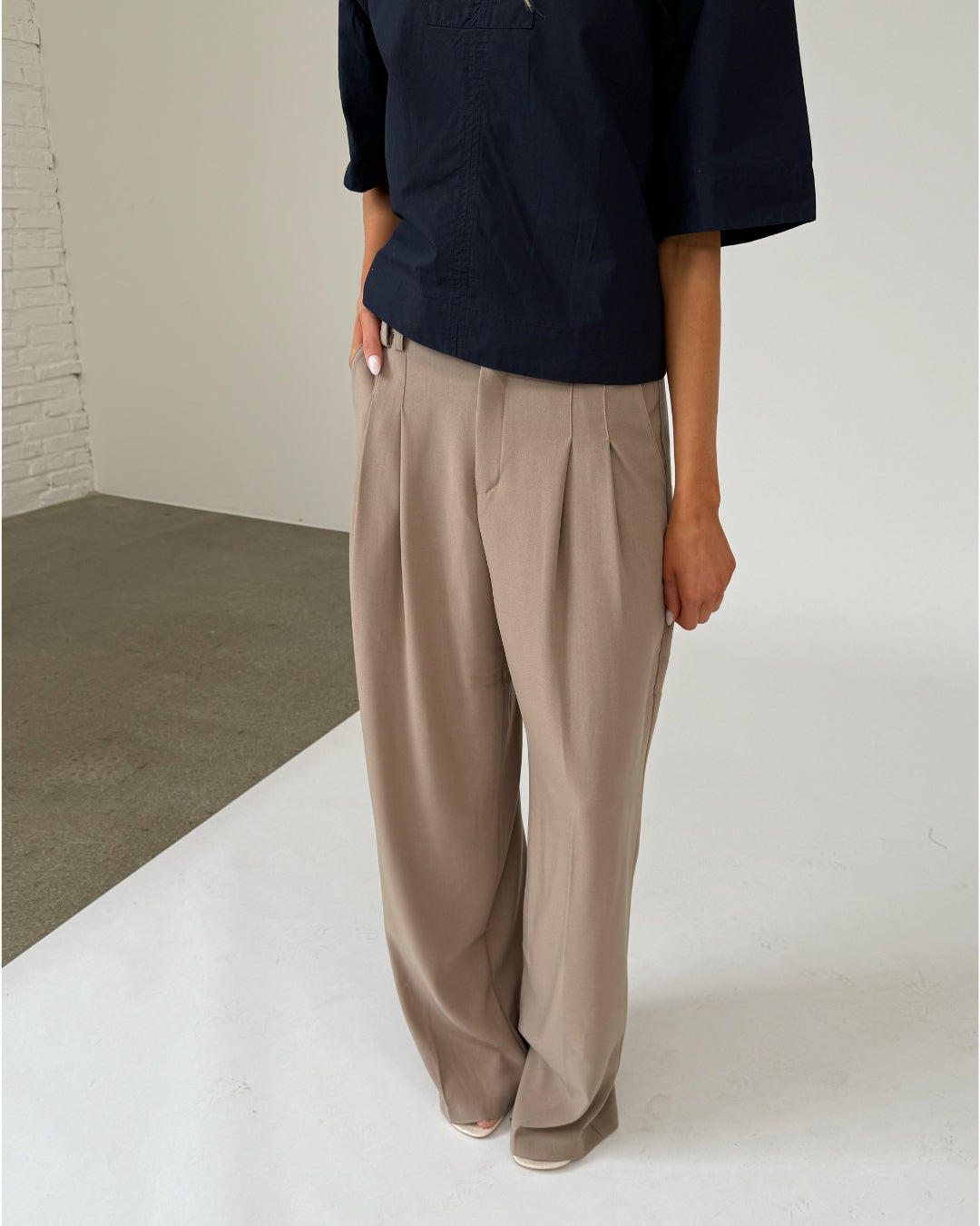 Modelfoto af pige med MILAN bukser, beige og navy t-shirt - begge fra BySofieSønderby