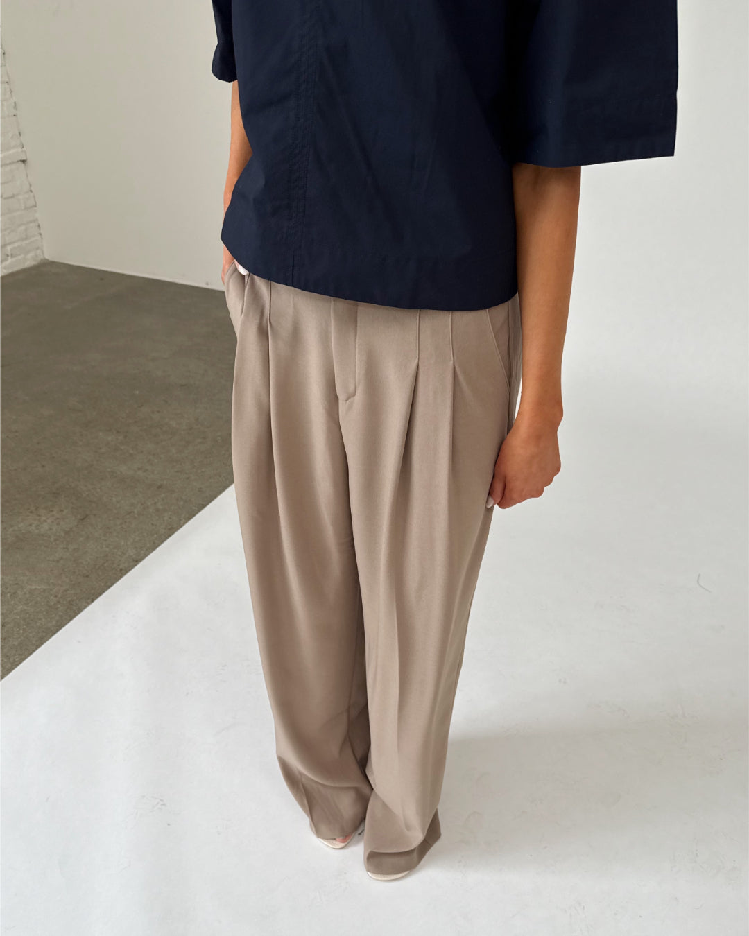 Modelfoto af pige med MILAN bukser, beige og navy t-shirt - begge fra BySofieSønderby