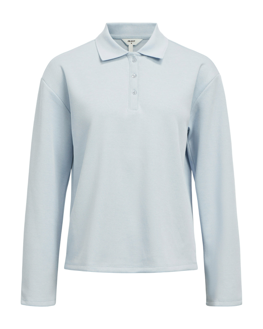 Produktfoto af en Millie bluse i lyseblå med lange ærmer og polo look. Baggrund er hvid. Fra By Sofie Sønderby