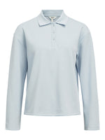 Produktfoto af en Millie bluse i lyseblå med lange ærmer og polo look. Baggrund er hvid. Fra By Sofie Sønderby