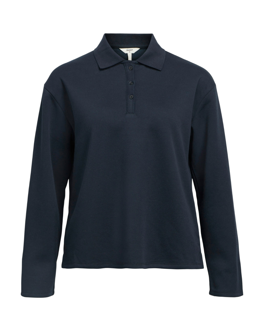 Produktfoto af en Millie bluse i navy med lange ærmer og polo look. Baggrund er hvid. Fra By Sofie Sønderby