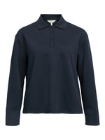 Produktfoto af en Millie bluse i navy med lange ærmer og polo look. Baggrund er hvid. Fra By Sofie Sønderby