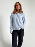 Modelfoto af pige der bærer en lyseblå Millie bluse, samt mørkeblå jeans. Alt fra BySofieSønderby