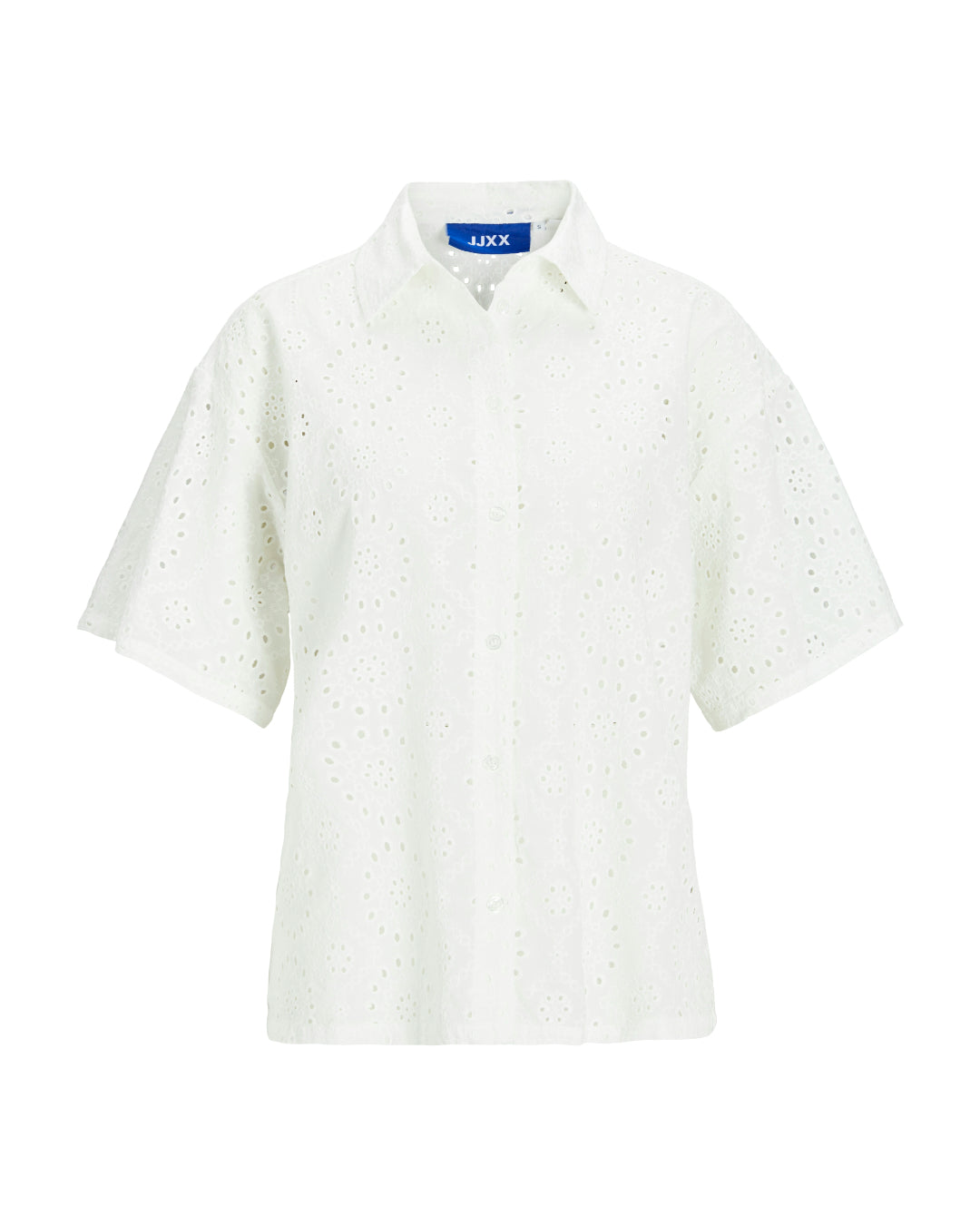 Hvid camisola med korte ærmer og hulmønster. Den har en klassisk krave og knaplukning, hænger frit mod en simpel, hvid baggrund. Etiket med teksten "JJXX" indeni.