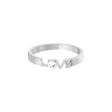 En sølvring med ordet "LOVE" indgraveret foran, vist mod en hvid baggrund.