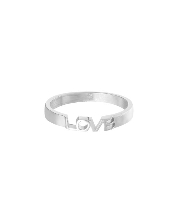 En sølvring med ordet "LOVE" indgraveret foran, vist mod en hvid baggrund.