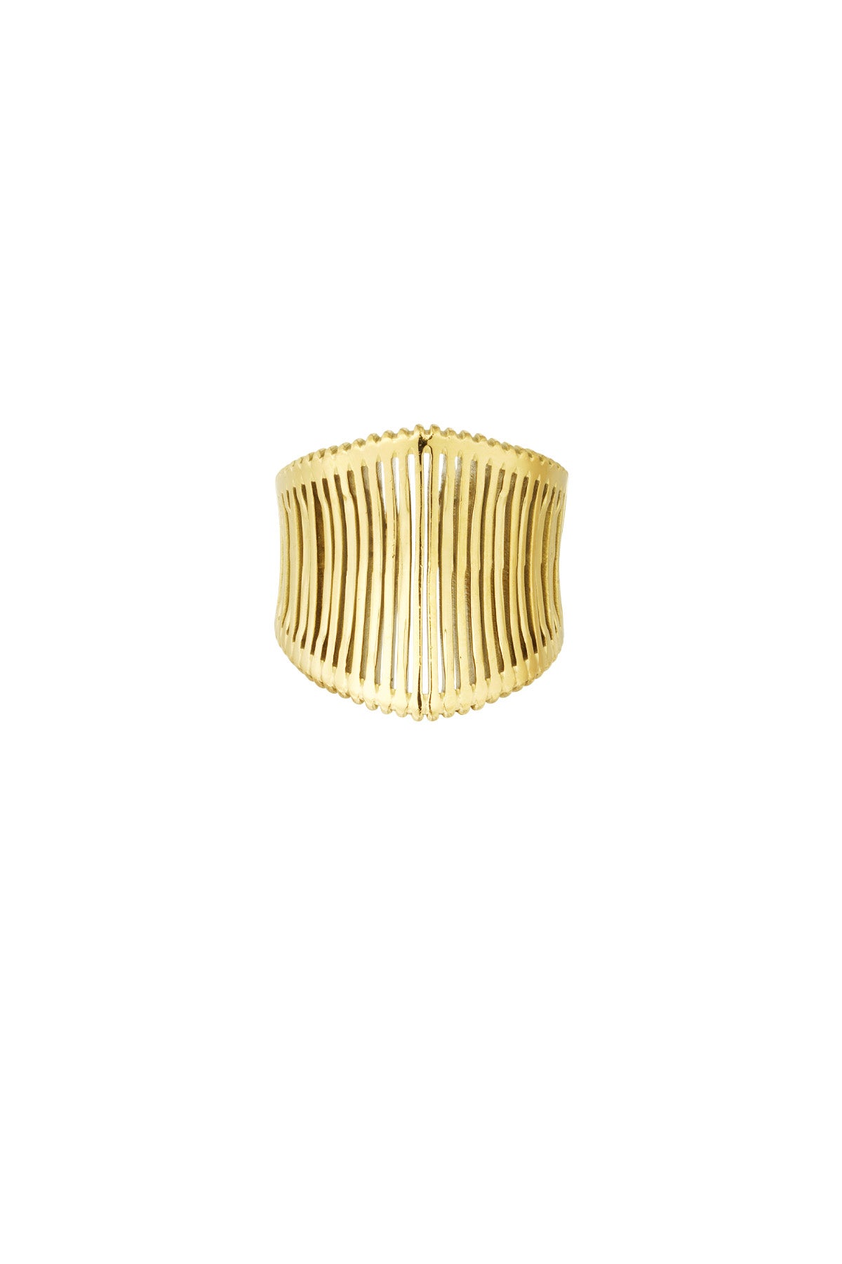 Guldfarvet armbånd med lodrette lameller, arrangeret symmetrisk. Armbåndet er placeret mod en hvid baggrund, hvilket fremhæver dets glans og detaljerede design.