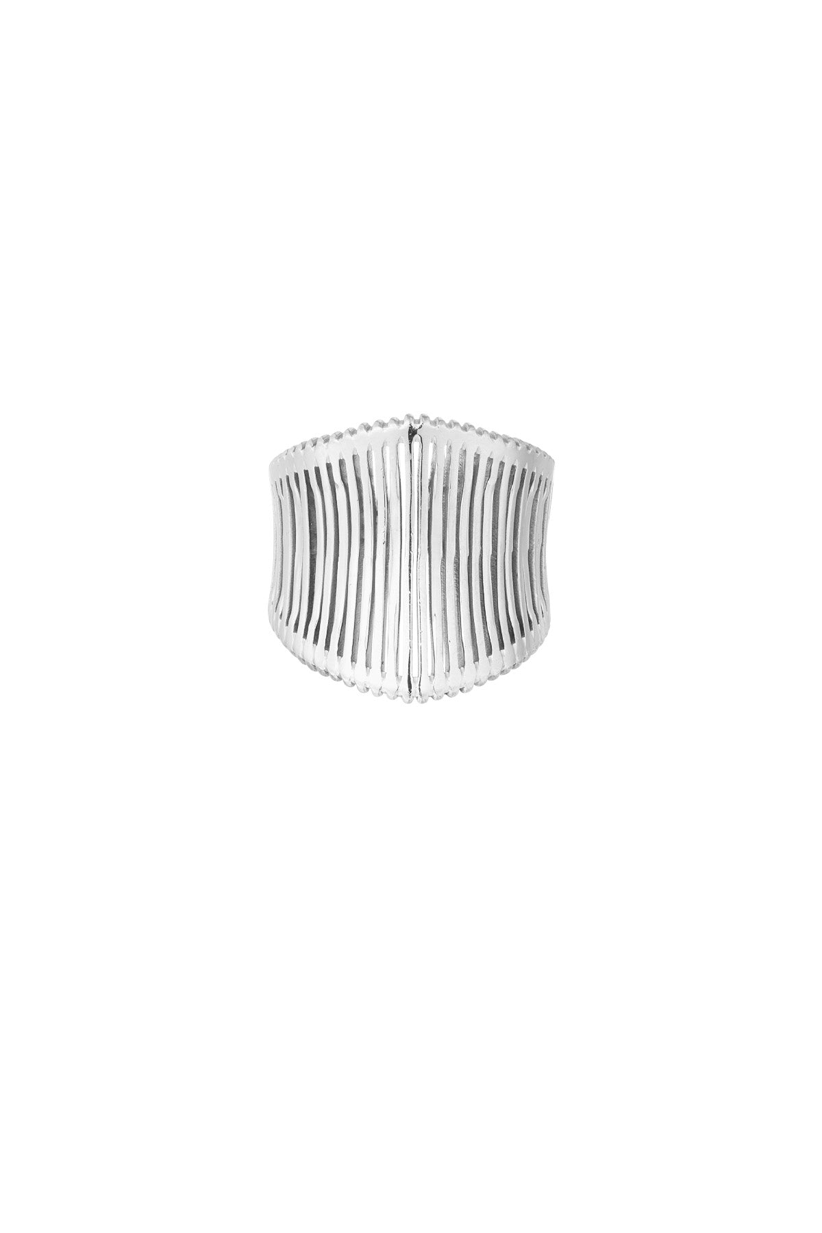 Armbåndet hviler i en neutral hvid baggrund. Det har et skulpturelt design med lodrette linjer, der skaber et ribbet udseende, og er buet for at passe rundt om håndleddet.