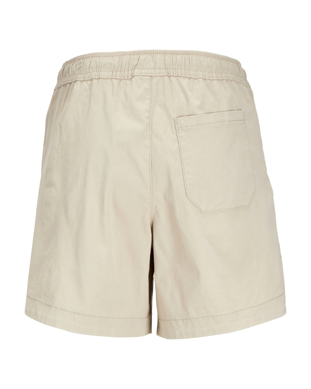Shorts i beige stof med elastiklinning; har en enkelt baglomme. Baggrunden er hvid og neutral, hvilket fremhæver shortsens design og farve.
