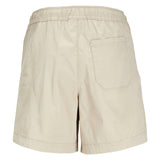 Shorts i beige stof med elastiklinning; har en enkelt baglomme. Baggrunden er hvid og neutral, hvilket fremhæver shortsens design og farve.
