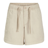 Beige shorts med elastisk talje og snørebånd foran, liggende isoleret mod en hvid baggrund.